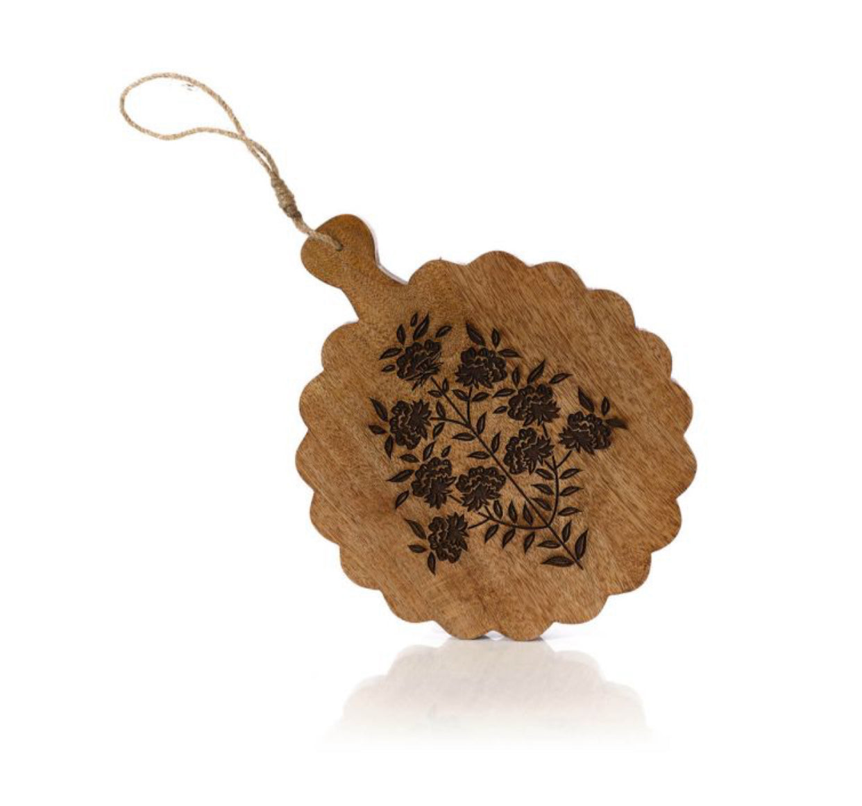 FLOURISH & FOLIAGE ETCHED
FLORAL SCALLOP CHOPPING BOARD SMALL