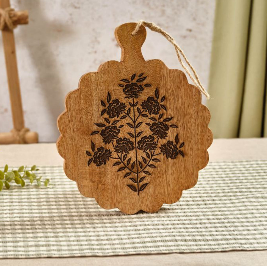 FLOURISH & FOLIAGE ETCHED
FLORAL SCALLOP CHOPPING BOARD SMALL