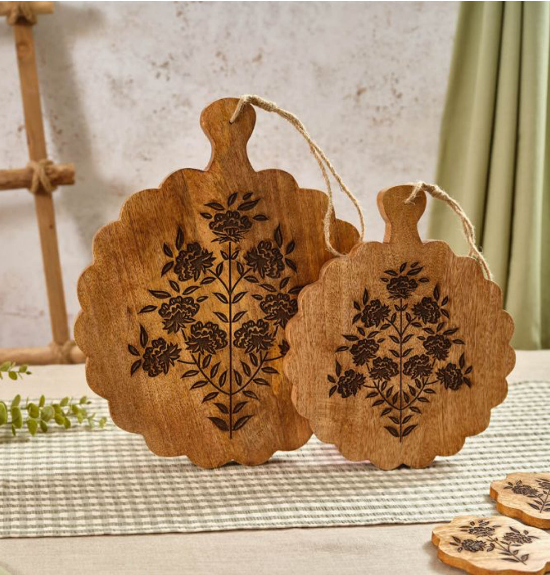 FLOURISH & FOLIAGE ETCHED
FLORAL SCALLOP CHOPPING BOARD SMALL
