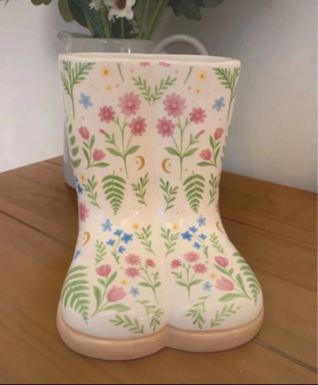 Gorgeous floral planter shaped like a pair of wellies, designed by Luna bloom. With gift box.
