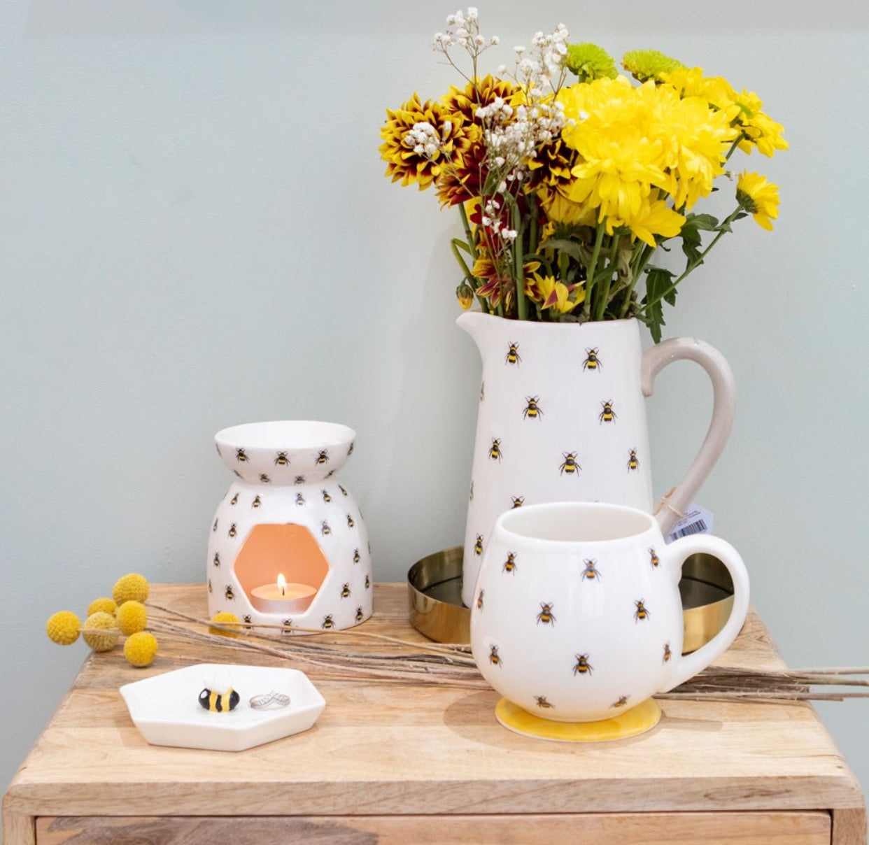 Gorgeous bee print rounded mug